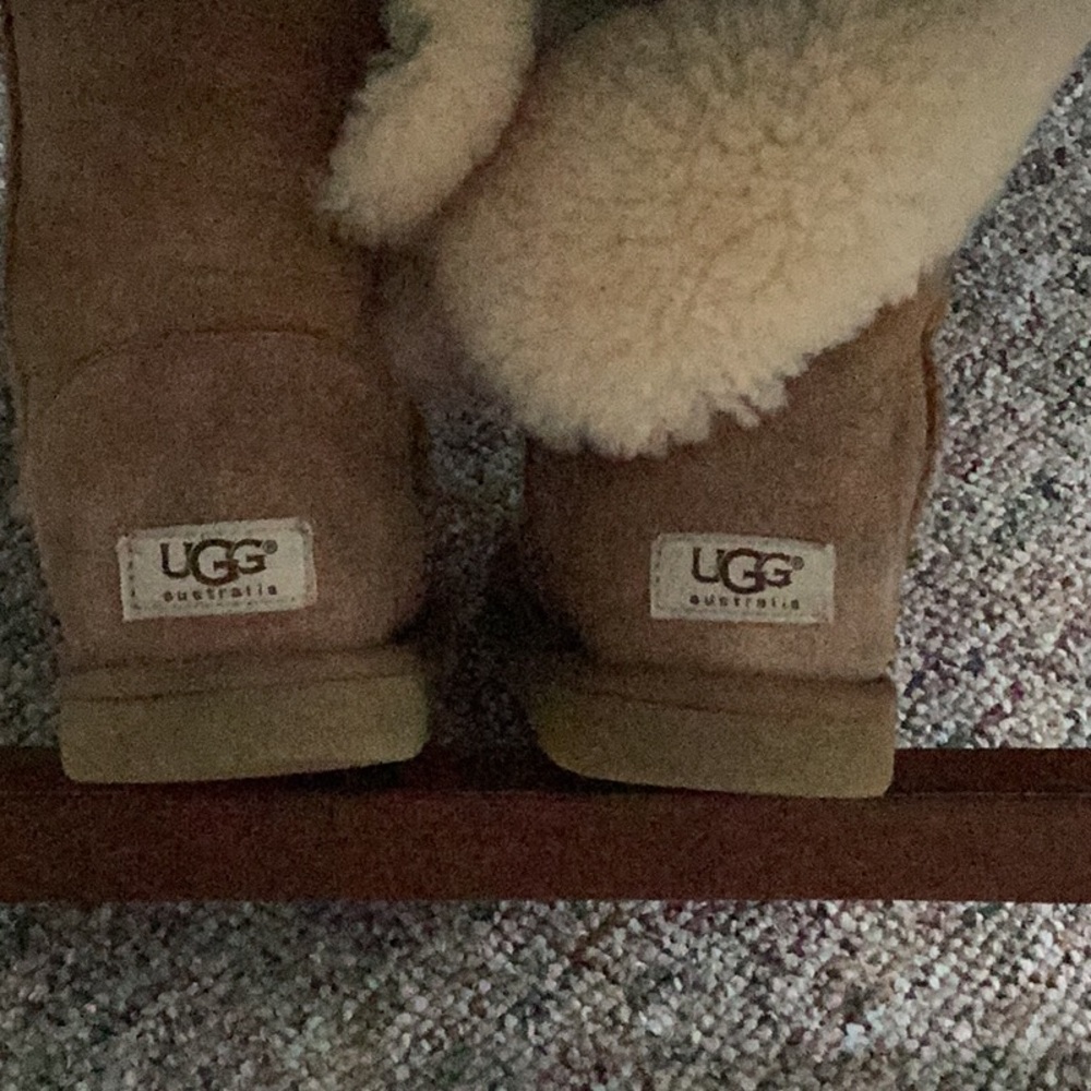 Ugg Bailey Button Size 8 - image 7